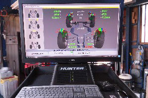 四輪アライメント作業イメージ